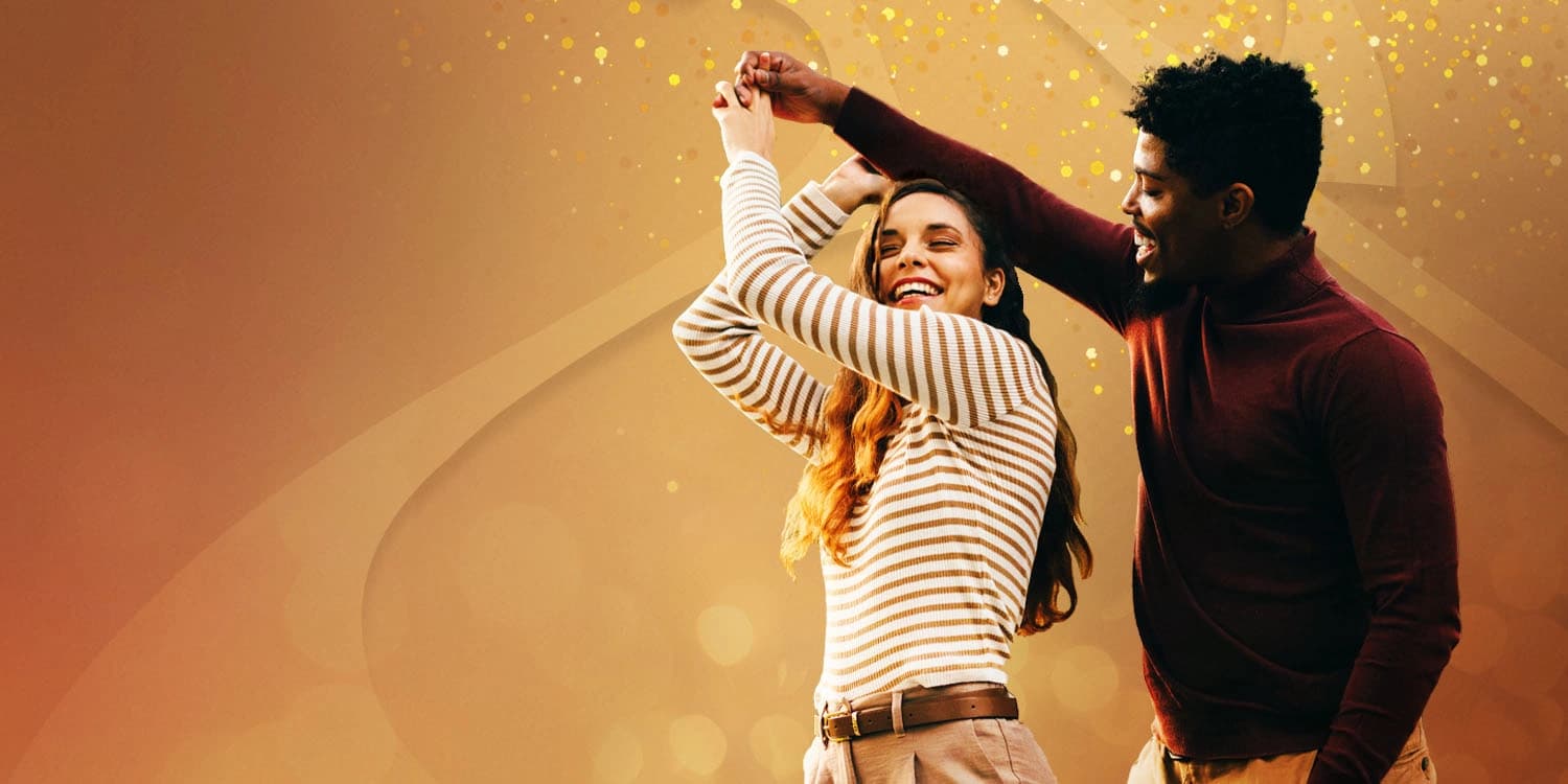 Cuplu tânăr dansând împreună toamna