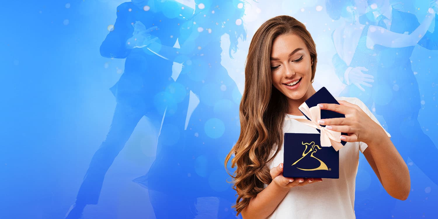 Cuplu tânăr care deschide un certificat cadou pentru lecțiile de dans Arthur Murray